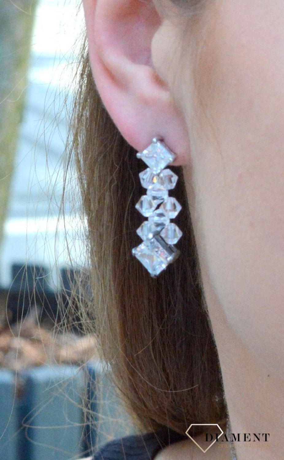 Wiszące kolczyki ślubne wykonane z najwyższej jakości srebra próby 925 i perfekcyjnie szlifowanych kryształów połączonych z cyrkoniami osadzonymi w srebrnej oprawie. Ze względu na neutralny kolor.jpg